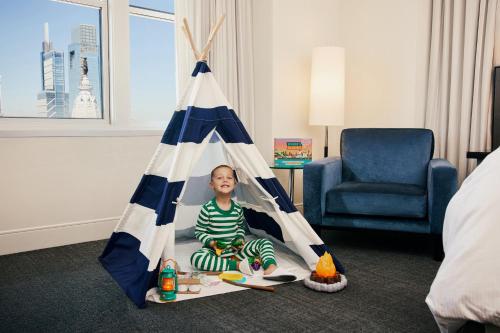 Дети в Loews Philadelphia Hotel