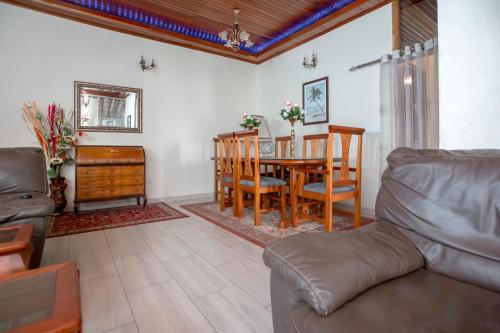 una sala de estar con un sofá y una mesa en Appartement 3 chambres à Mimboman Maetur, en Yaoundé