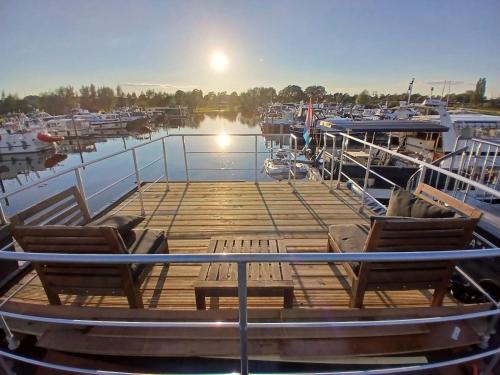 Gallery image of Tiny Hanzeboat in Hattem