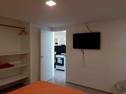 拉斯格路塔斯Summer的客厅墙上有一台平板电视