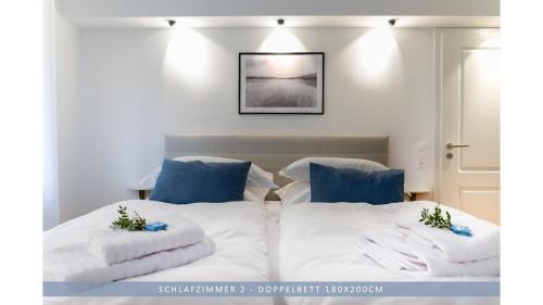 a bedroom with two beds with towels on them at Apartment Leinetal - bester Schlafkomfort in hochwertiger Hotelbettwäsche, 3 Zimmer - große Küche, Duschbad & Parkplatz in Northeim