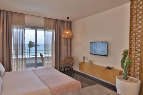 Кровать или кровати в номере OCEAN BLUE HOTEL & RESORT -Jbeil