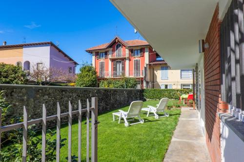 a garden with two chairs and a fence at Casa Augusta in Verbania