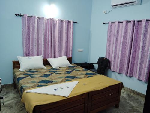 バルカラにあるShalimar Residencyの紫色のカーテンが備わるドミトリールームのベッド1台分です。