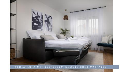 Posto letto in camera con materasso bianco di Apartment Leinetal - bester Schlafkomfort in hochwertiger Hotelbettwäsche, 3 Zimmer - große Küche, Duschbad & Parkplatz a Northeim