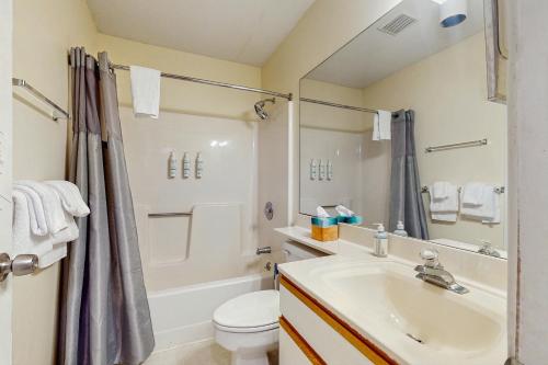 Un baño con lavabo, inodoro y ducha. en Deer Creek 8A, en West Dover
