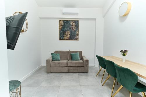 ein Wohnzimmer mit Sofa und Tisch in der Unterkunft Apartments Lukas 2 in Zadar