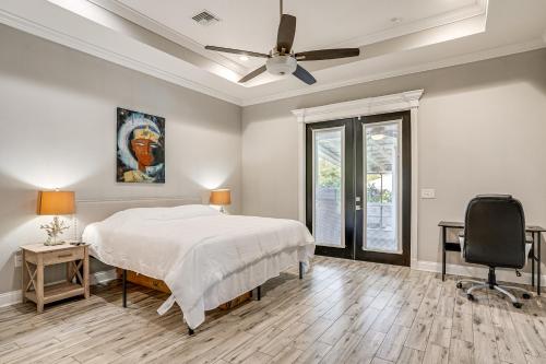 Un dormitorio con una cama y un ventilador de techo. en Pet-Friendly Lakeland Family Oasis with Game Room, en Highland City