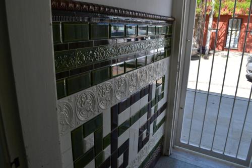 eine Tür zu einem Raum mit einer gefliesten Wand in der Unterkunft Casa Urbana in Villa Progreso