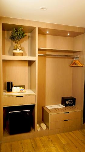 a room with a closet with a plant in it at Hotel Cloud End Lansdowne in Lansdowne
