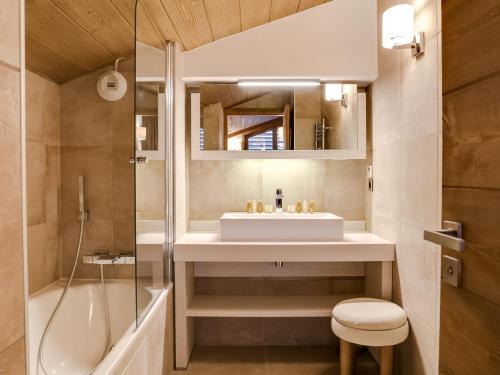 une salle de bain avec un lavabo, des toilettes et une baignoire dans l'établissement Luxueux Duplex à Courchevel Village, Proche Pistes et Commerces, avec Parking et Accès Fitness - FR-1-562-22, à Courchevel
