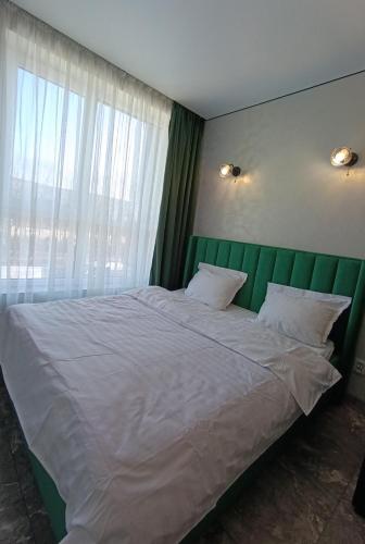 Postel nebo postele na pokoji v ubytování Стрийська Автовокзал Арена Львів