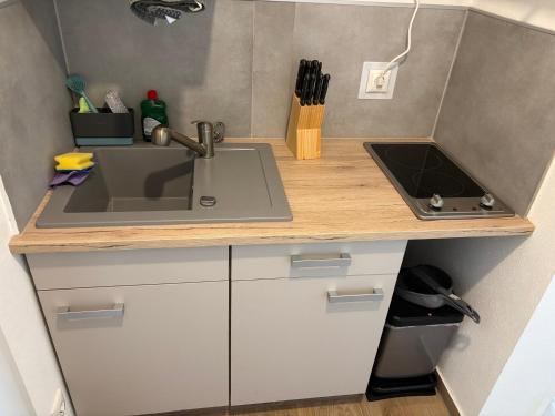 a kitchen with a sink and a counter top at EasyStay in Perl