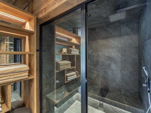 Bilik mandi di Chalet moderne avec piscine intérieure et hammam - FR-1-569-76