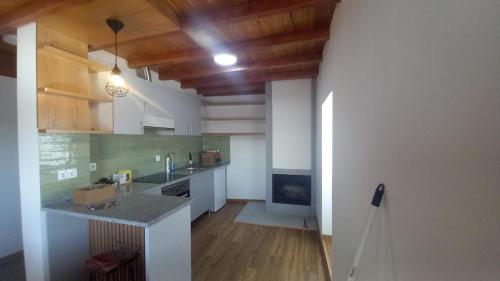 にあるCasa da Ildaの白いカウンターとカウンタートップ付きのキッチン