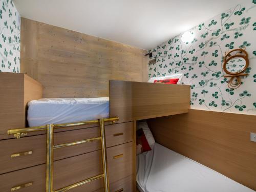 Кровать или кровати в номере Magnifique appartement 6 pièces avec jacuzzi à Courchevel, proche des pistes - FR-1-562-79