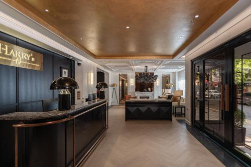 Un vestíbulo con bar y salón. en The Savile, by Harry's, en Hanói