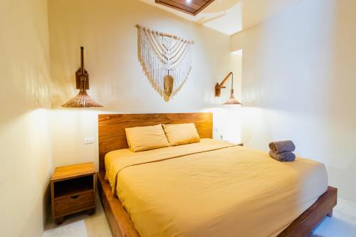 a bedroom with a bed and two lamps on the wall at Casa Privada - Diseño ubicación y comodidad in Bacalar