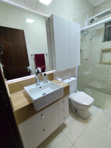 Koupelna v ubytování AP central Pôr do sol 2 quartos