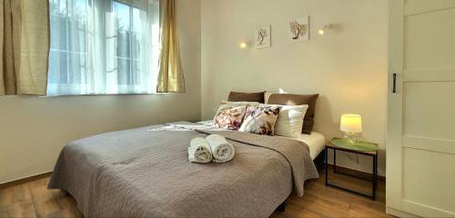 クドヴァ・ズドゥルイにあるVilla Sjesta komfortowe apartamenty, prywatny parking, gratis parking w centrum miastaのベッドルーム1室(靴2本付)