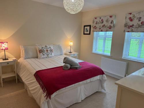 Un dormitorio con una cama con un osito de peluche encima. en Stonehaven, en Ballycastle