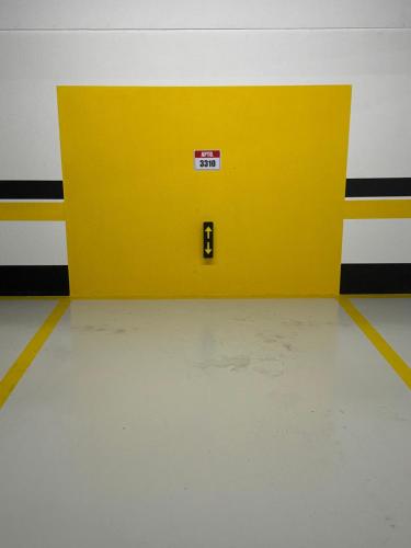 a yellow door with a sign on it in a room at Apart Moderno Proximo ao Mar in Vila Velha
