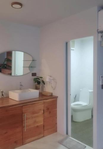 a bathroom with a sink and a toilet at ณ มอร์ นอร์ เชียงใหม่ Mornor chaingmai in Ban Mae Na
