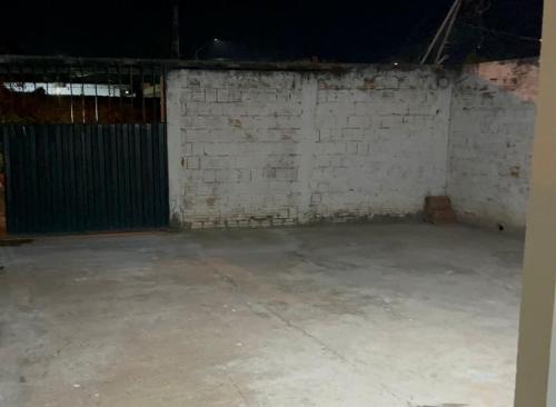 an empty room with a white brick wall at Casa da folha 12 in Marabá