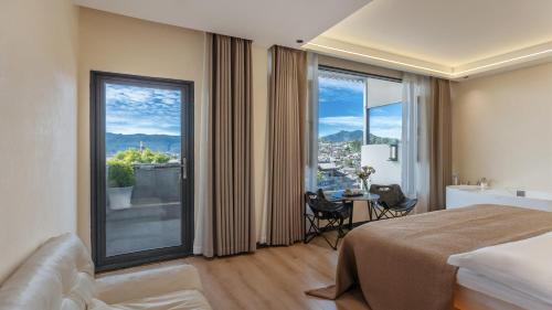 a hotel room with a bed and a large window at Sujianbeicheng Guanjing Meisu Inn in Lijiang