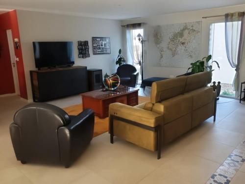 TV a/nebo společenská místnost v ubytování Villa Kentève