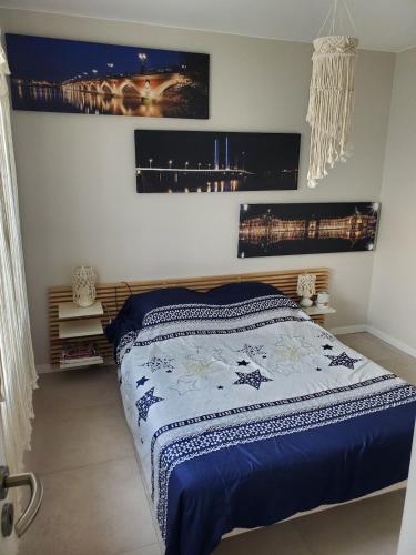 a bedroom with a bed with a blue and white comforter at Villa Kentève in Parentis-en-Born