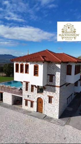 un modelo de casa con piscina en Macedonium Luxury Villa with big pool & Fireplace, en Skopje