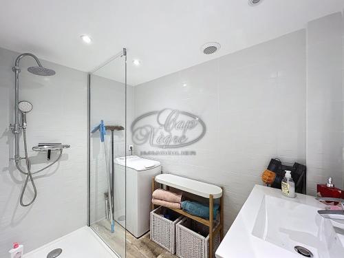 une salle de bain avec une douche, des toilettes et un lavabo dans l'établissement maison 4 personnes résidence avec piscine et accès plage, à Rayol-Canadel-sur-Mer