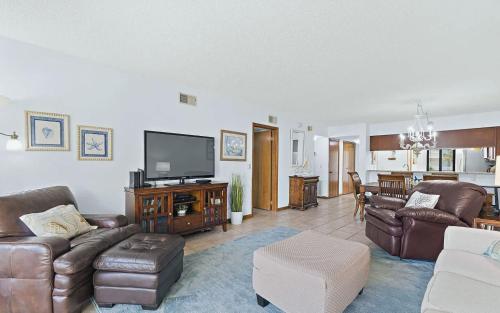 TV a/nebo společenská místnost v ubytování Oceanfront Two Bedroom Condo with Balcony and Heated Pool