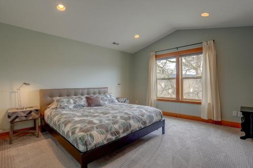 ein Schlafzimmer mit einem Bett und einem Fenster in der Unterkunft B2 Townhome with BBQ on the Deck in Hood River