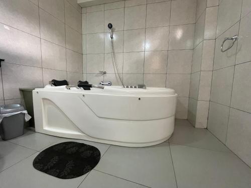 a white bath tub in a bathroom with a shower at Habitación matrimonial con jacuzzi in Huayllabamba