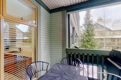 惠斯勒Northstar 71的阳台配有桌椅和窗户。