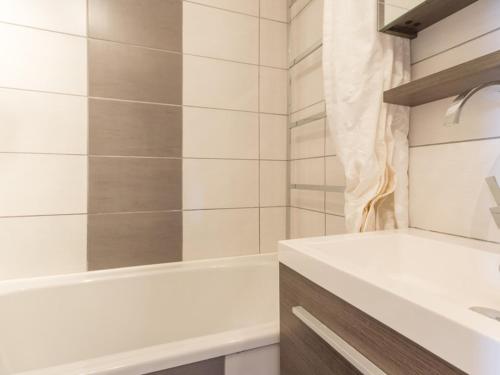 Ένα μπάνιο στο Studio rénové proche pistes avec balcon et coin montagne - FR-1-181-2469