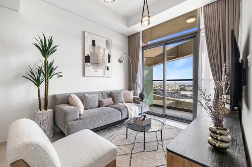 Elegant 1BR Flat in Business Bay with Pool & Gym