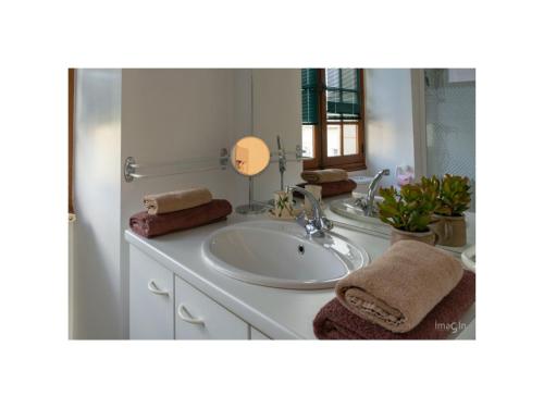 ein Badezimmer mit zwei Waschbecken und einem Spiegel in der Unterkunft Gites Aubelle - La Maison Aubelle in Montreuil-Bellay