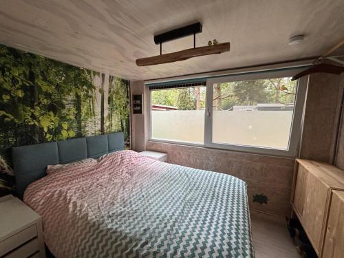 Ένα ή περισσότερα κρεβάτια σε δωμάτιο στο Chaletpark Kempenbos - 161