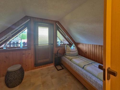 a small room with a bench and two windows at Alice in Altenfeld