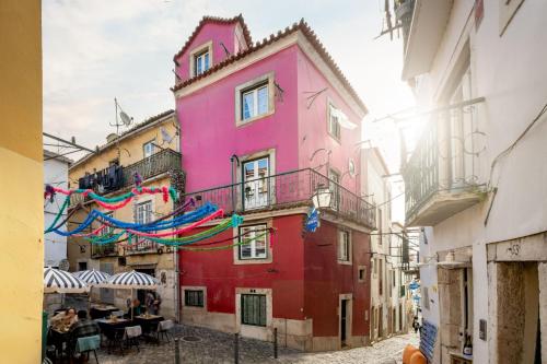 Romantic Alfama Balcony Apartment - 10 minutes from Terreiro do Paço