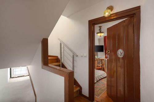 Romantic Alfama Balcony Apartment - 10 minutes from Terreiro do Paço