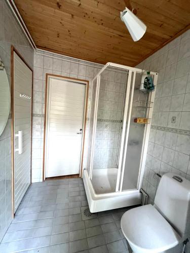 a bathroom with a shower and a toilet in it at Mysighem Hembackavägen 13 in Vaasa