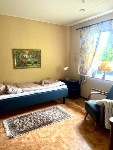 a bedroom with a bed and a window at Mysighem Hembackavägen 13 in Vaasa