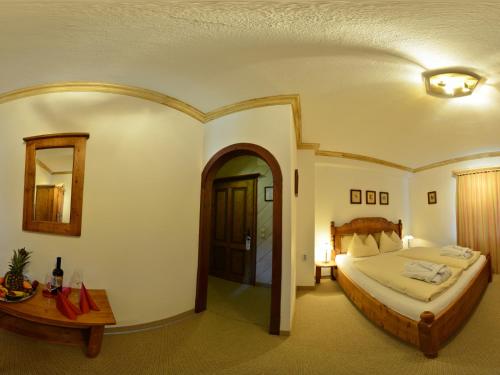 A bed or beds in a room at Hotel-Pension Edelweiss
