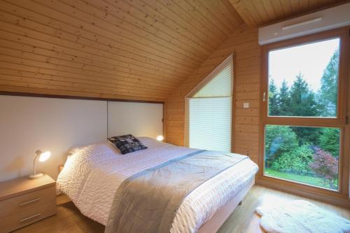 Un pat sau paturi într-o cameră la Chalet Mulli, Familial 7p, Jardins & Terrasse à Gérardmer