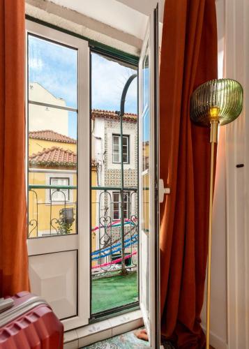Romantic Alfama Balcony Apartment - 10 minutes from Terreiro do Paço