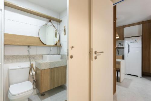 mała łazienka z toaletą i umywalką w obiekcie Aptos luxo Praia de Carneiros - Edf Mar de Campas - 50m do mar By BLU stay w mieście Tamandaré